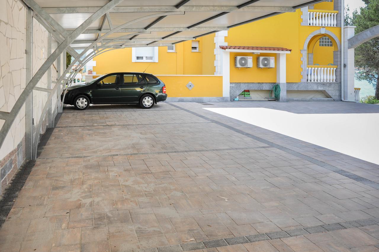 Vila More Grebastica Bagian luar foto